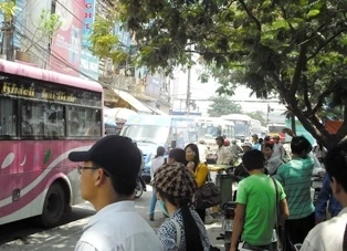Trước và sau các đợt thi đại học, bến xe phía Nam luôn đông nghịt hành khách.