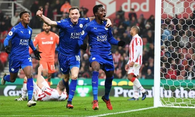 Các cầu thủ Leicester (áo xanh) xứng đáng có được một điểm.