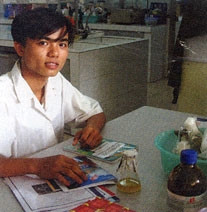 Xuân Thiện và dụng cụ thí nghiệm
chiết xuất rượu vang.