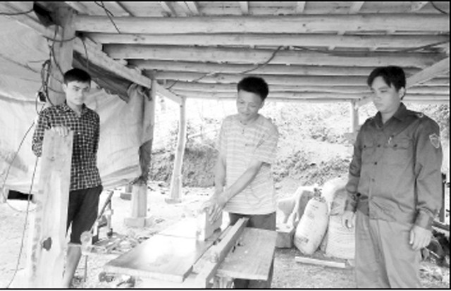Anh Lò Văn Ơn (đứng giữa) đã nhận ra giá trị cuộc sống từ đôi tay lao động.