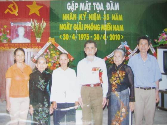 Bà Võ Thị Đào (thứ 2, từ trái qua), ông Lã Viết Quang (thứ 3, từ trái qua) và bà Nguyễn Thị Khanh (thứ 5, từ trái qua) g