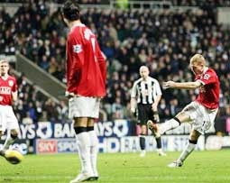 M.U bị cầm chân, năm mới buồn cho West Ham và Bolton