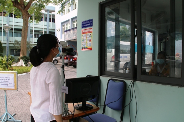 Thiết bị đo thân nhiệt từ xa bảo đảm khoảng cách an toàn.