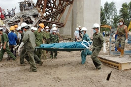 Lực lượng cứu hộ đưa thi thể
nạn nhân Lê Hoàng Quốc Việt
ra khỏi hiện trường.