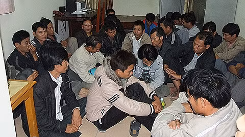 Lực lượng chức năng bắt quả tang và khống chế 53 đối tượng đánh bạc.