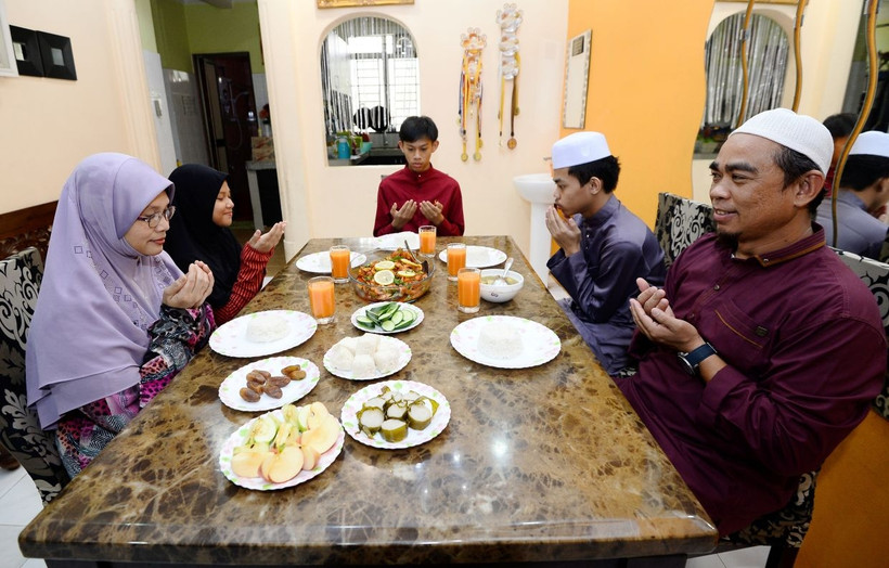 Các tín đồ Hồi giáo sẽ thực hiện các nghi thức truyền thống trong tháng lễ Ramadan tại nhà cùng gia đình (Ảnh: THESTAR) 