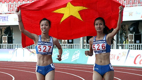 Đỗ Thị Thảo (bên trái) tiếp tục lập thêm chiến công sau cú đúp vàng hôm qua 18-12. (Ảnh: Dân Trí)