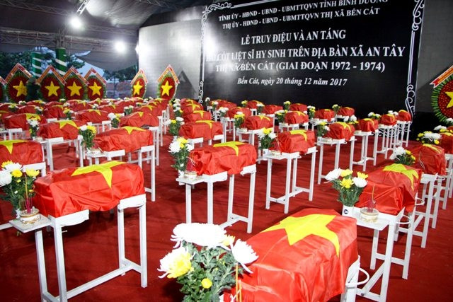 Lễ truy điệu và an táng 62 hài cốt liệt sĩ tại thị xã Bến Cát, tỉnh Bình Dương.