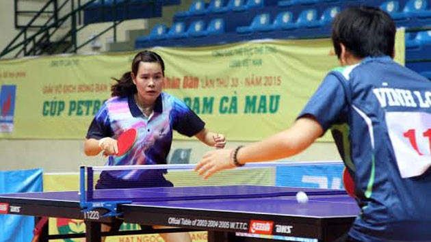 Trận cầu tâm điểm đêm 9-9 giữa hai tuyển thủ quốc gia Dương Thị Nga (bên trái), đoàn Hà Nội và Phạm Thị Thiên Kim, đoàn Vĩnh Long. Kết quả Nga thắng Kim 3-0, chung cuộc đoàn Hà Nội vào bán kết nội dun