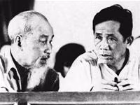 Đồng chí Lê Duẩn báo cáo tình hình cách mạng miền Nam với Chủ tịch Hồ Chí Minh, năm 1957. 