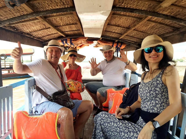 Khách du lịch thăm vùng sông nước, miệt vườn cù lao An Bình (Vĩnh Long) bằng thuyền.