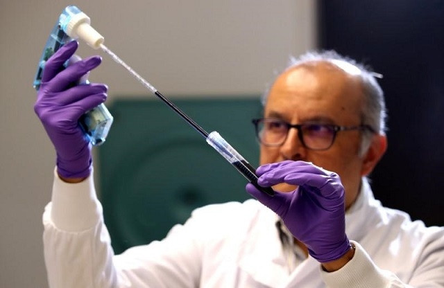 Giáo sư Ketan Patel trong phòng thí nghiệm ở Cambridge. (Ảnh: Reuters)