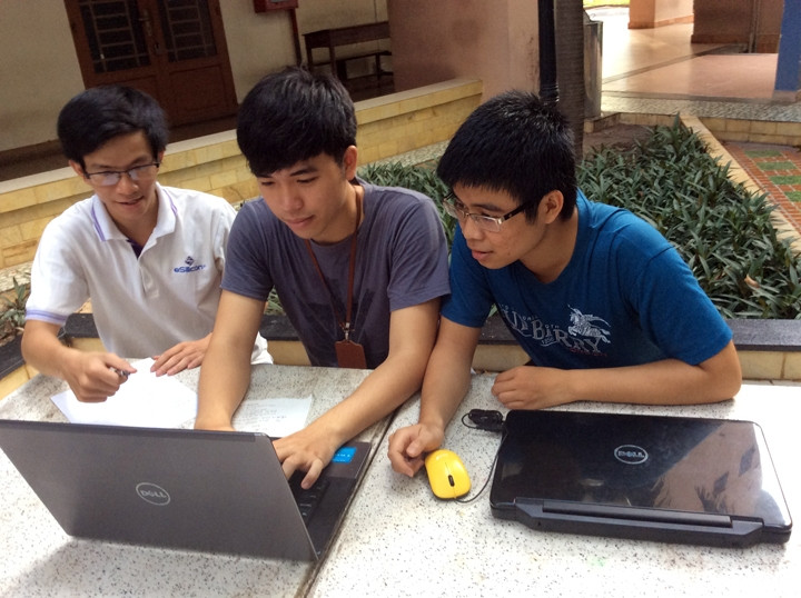 Nhóm sinh viên thảo luận về giải pháp sử dụng ứng dụng điện thoại di động phát hiện chỗ rò rỉ nước.