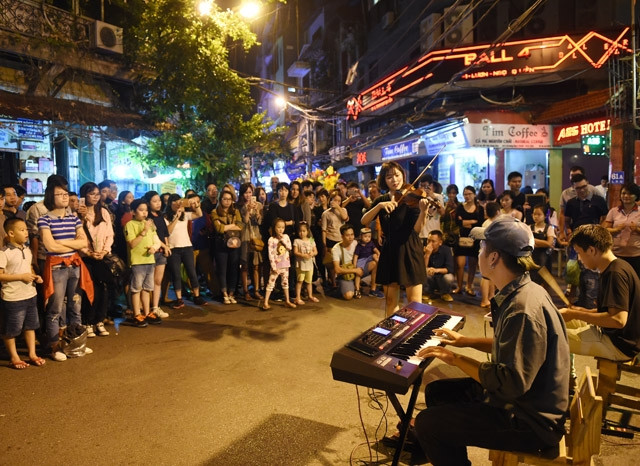 Biểu diễn văn nghệ trên tuyến phố đi bộ quanh khu vực hồ Hoàn Kiếm (Hà Nội). Ảnh: TRẦN HẢI