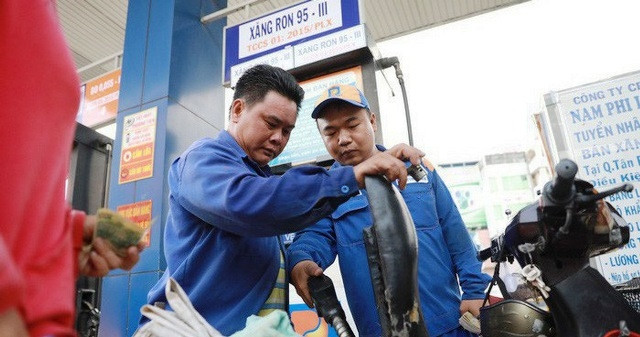 Đa số người tiêu dùng chọn đổ xăng RON 95 do cảm thấy yên tâm khi sử dụng.