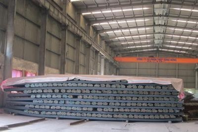 Thép tồn kho tại Công ty CP thép sông Hồng.