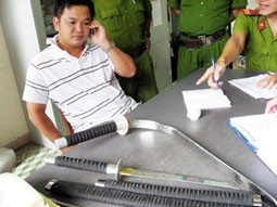 Minh trong khi làm việc với công an tại Trung tâm An ninh hàng không.
(Ảnh: Vnn.vn)