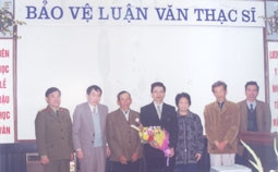 Ông Lâm Nguyên Kỳ (người thứ ba
từ trái sang) trong lễ bảo vệ luận văn
thạc sĩ của con trai, anh Lâm Văn Cấp
(người cầm 