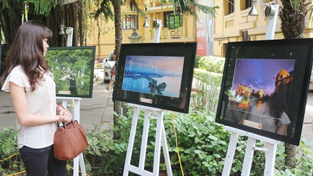 Khán giả trẻ bị thu hút bởi các bức ảnh nghệ thuật về Hà Nội.