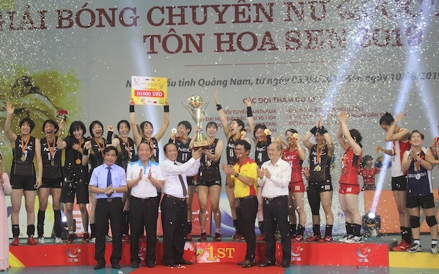 Trao cúp vô dịch cho CLB NEC (Nhật Bản).