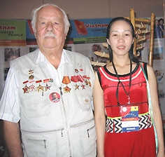 Ông Lập và nghệ sĩ trẻ tại gian hàng
trưng bày Việt Nam tại Caracas.