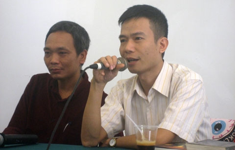 Đặng Thiều Quang giao lưu với bạn đọc.