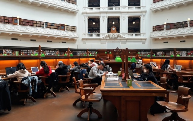 Thư viện quốc gia Melbourne hằng ngày phục vụ hàng nghìn người. Mọi người tự mượn và trả sách.