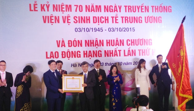 Viện Vệ sinh dịch tễ T.Ư vinh dự đón nhận Huân chương Lao động hạng nhất