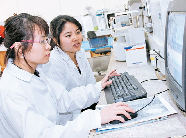 Học viên cao học ngành môi trường (Trường đại học Khoa học tự nhiên, Đại học Quốc gia Hà Nội) nghiên cứu đề tài khoa học.