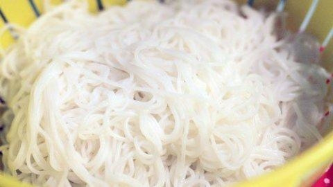 Bún có màu trắng bất thường có thể chứa hóa chất gây độc. (Ảnh: Tin tức)