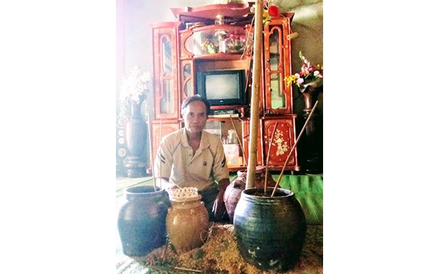 Ông Hồ Văn Nhoa ở bản Khe Ngang, xã Trường Xuân, huyện Quảng Ninh (Quảng Bình) làm lễ cúng Tổ nghề thuốc nam.