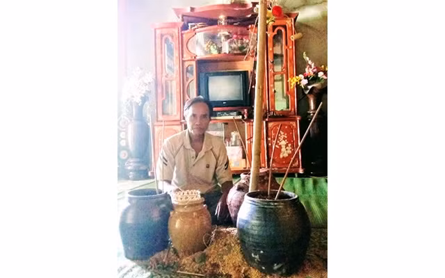 Ông Hồ Văn Nhoa ở bản Khe Ngang, xã Trường Xuân, huyện Quảng Ninh (Quảng Bình) làm lễ cúng Tổ nghề thuốc nam.