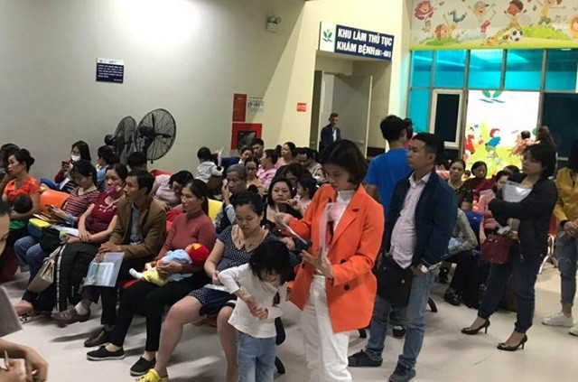 Bệnh nhi đến khám tại Bệnh viện Nhi Trung ương sáng nay.