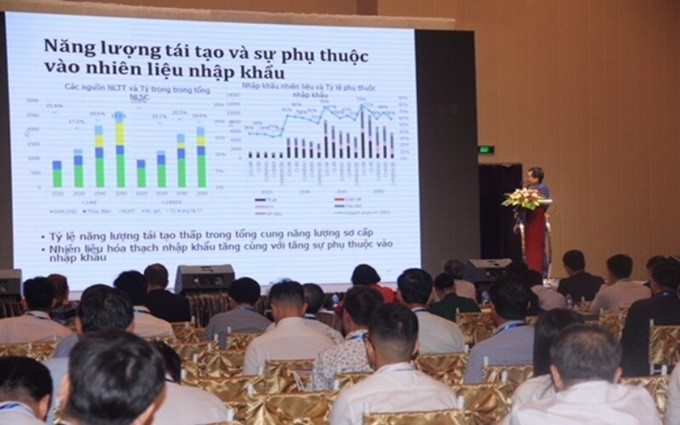 Đại diện các doanh nghiệp trao đổi năng lực của nhau tại Diễn đàn.