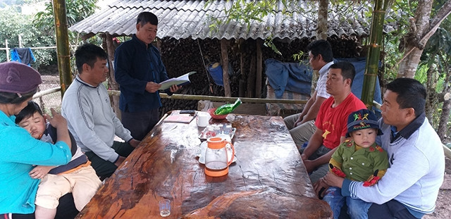 Già làng Lỳ Xuyến Phù (người thứ ba từ trái sang) vận động người dân bản Tá Miếu, xã Sín Thầu, huyện Mường Nhé (tỉnh Điện Biên) tích cực tham gia phong trào giữ gìn đường biên, cột mốc trên biên giới.