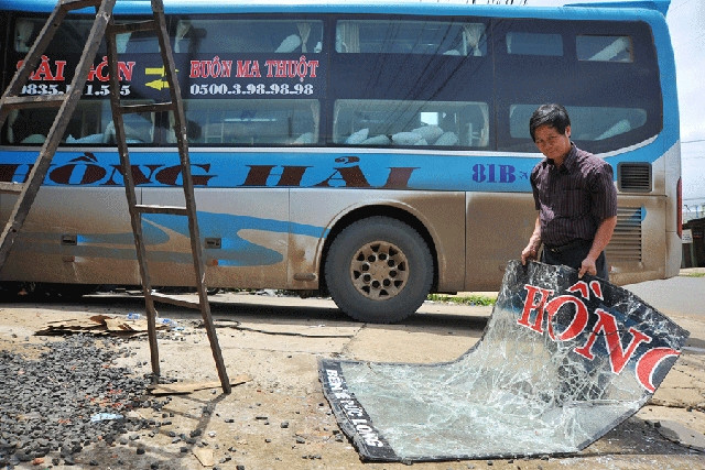 Xe khách của Công ty TNHH Hồng Hải (tỉnh Gia Lai) bị ném đá vỡ kính khi lưu thông trên quốc lộ 19.