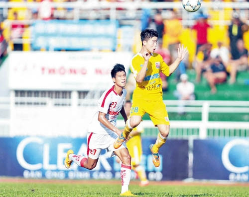 Duy Mạnh (phải) trong một pha tranh chấp.