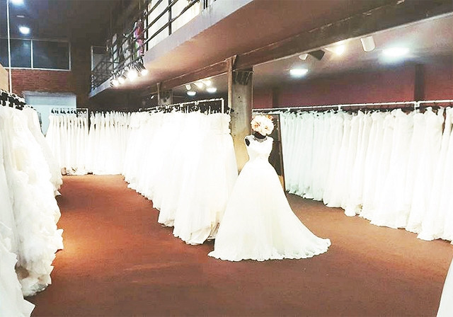 Xưởng may váy cưới của Hà Phương.