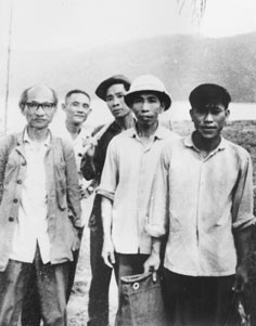 Nhà văn Nguyễn Tuân (bên trái),
cùng đồng nghiệp đi thực tế
ở Quảng Ninh (1970).