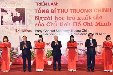 Tổng Bí thư Nguyễn Phú Trọng và các đại biểu cắt băng khai mạc Triển lãm “Tổng Bí thư Trường Chinh - Người học trò xuất sắc của Chủ tịch Hồ Chí Minh”.