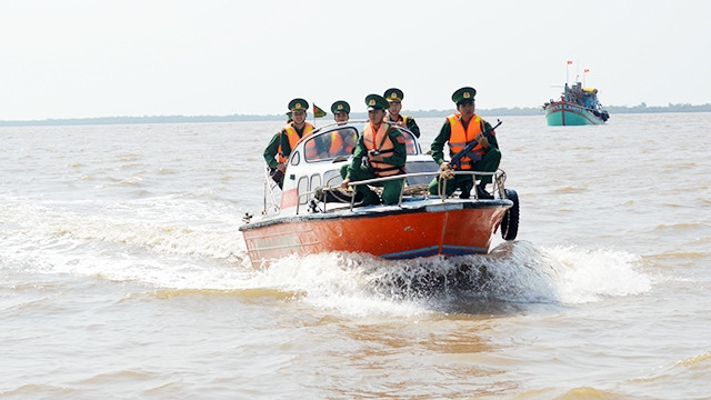 Chiến sĩ Bộ đội Biên phòng Tiền Giang tuần tra trên biển. Ảnh: HỮU CHÍ 