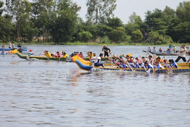 Nông dân huyện An Phú sôi nổi đua thuyền rồng tại Búng Bình Thiên.