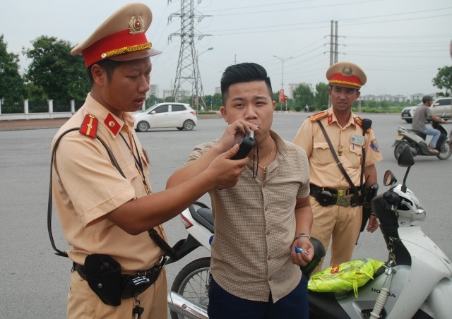 Đội CSGT số 5 (Công an TP Hà Nội) kiểm tra nồng độ cồn người tham gia giao thông trưa 18-8.