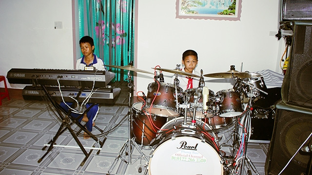 Anh em Bảo và Phong cần mẫn tự luyện nhạc.