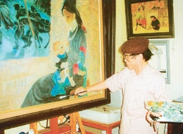 Họa sĩ Giang Khích bên tác phẩm của ông.