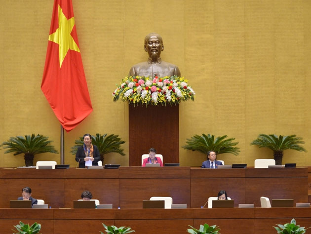 Phó Chủ tịch Quốc hội Tòng Thị Phóng điều khiển phiên họp.