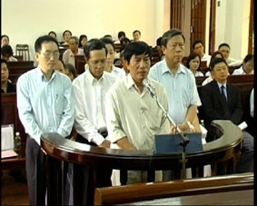 Các bị cáo nghe HĐXX tuyên án.