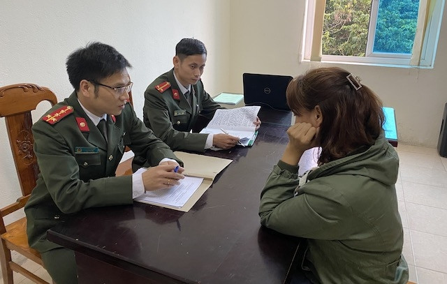 Đối tượng Đoàn Thị Thảo khai báo tại Công an huyện Thọ Xuân.