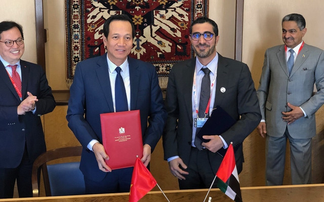 Bộ trưởng Lao động, Thương binh và Xã hội Việt Nam Đào Ngọc Dung và Bộ trưởng Nguồn nhân lực UAE Nasser Thani Al Hamli ký Bản ghi nhớ hợp tác (Ảnh: Molisa).