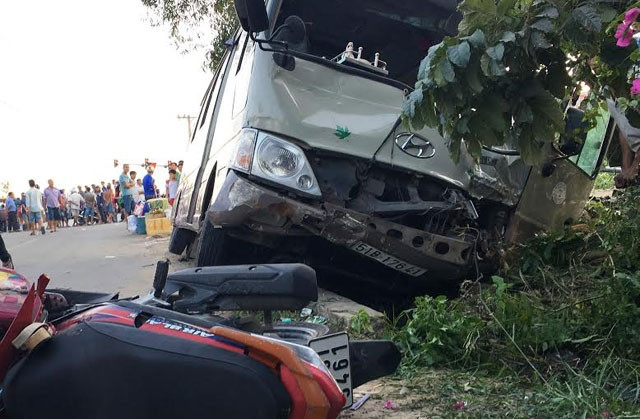 Xe khách gây tai nạn.